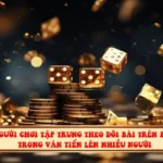 Người chơi tập trung theo dõi bài trên bàn trong ván Tiến lên nhiều người